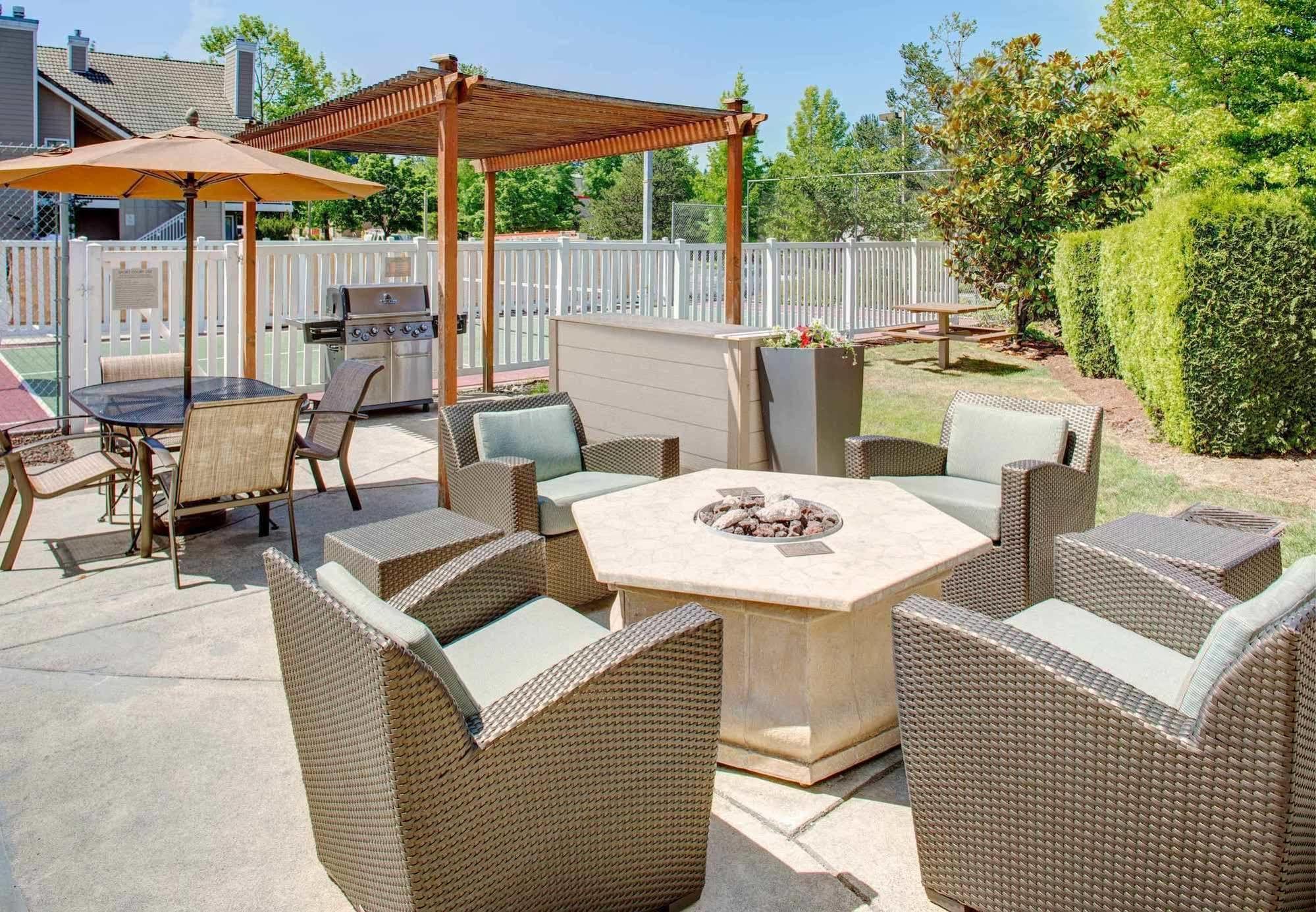 Everett manor patio deals set